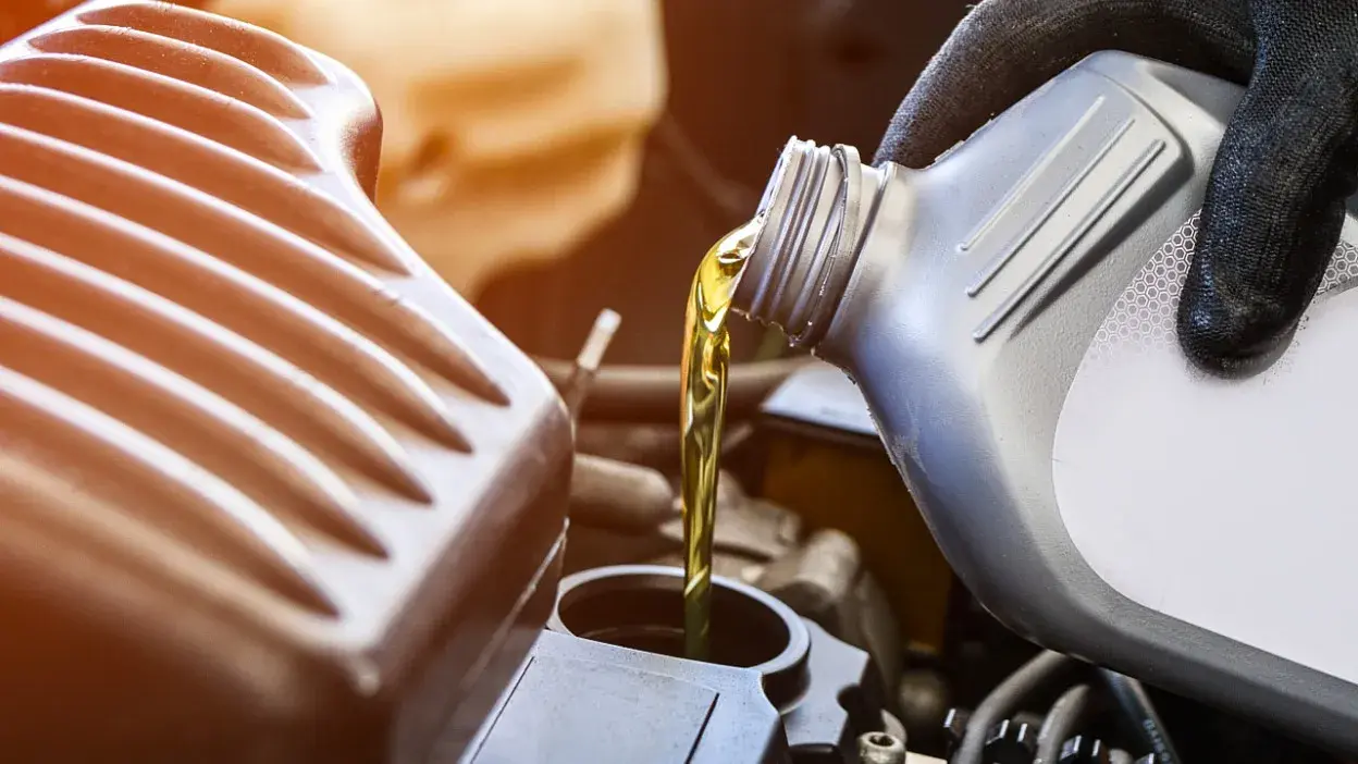 Motul czy Castrol 5W30 – który olej zapewni lepszą ochronę silnika?