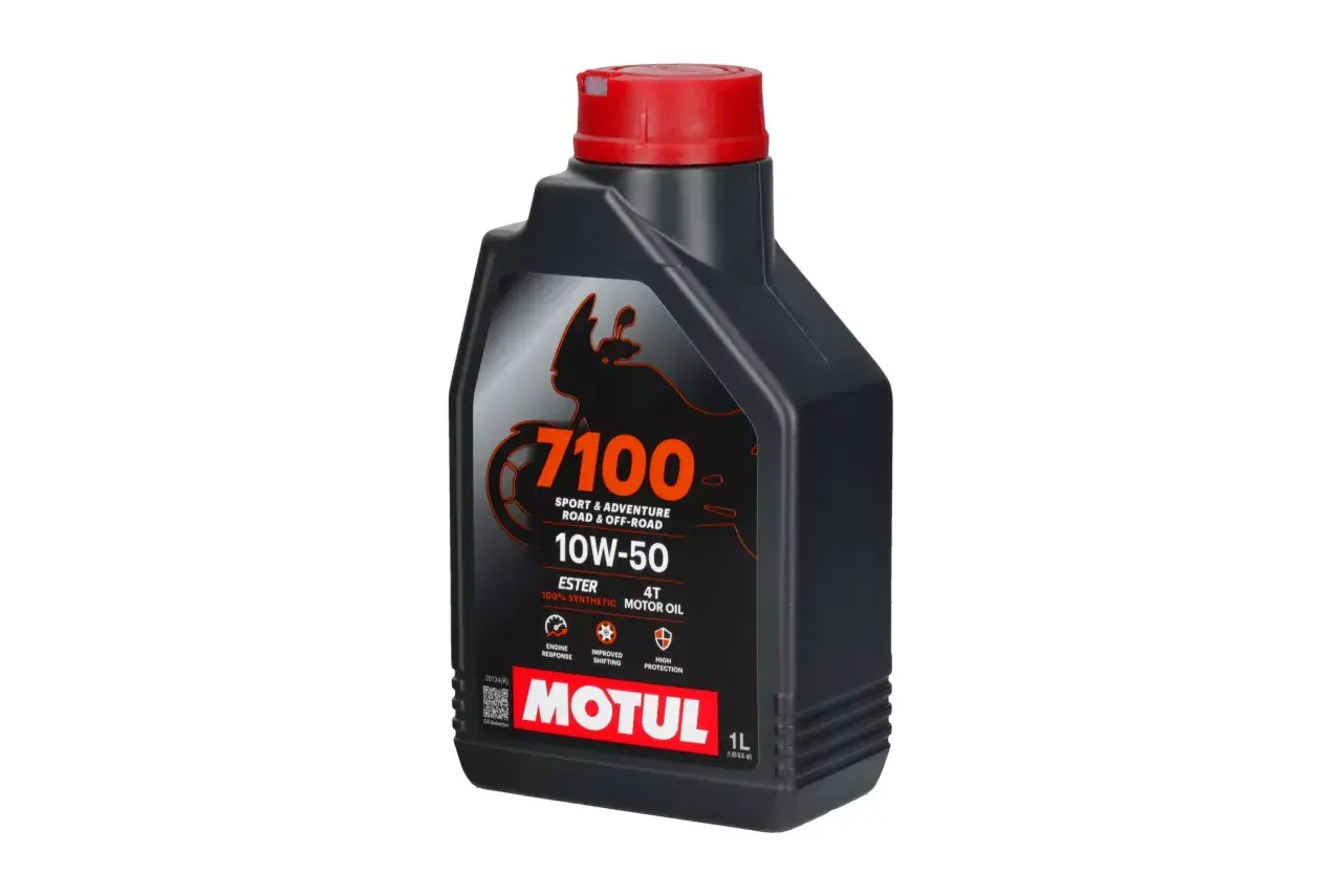 Czarna butelka oleju Motul 7100 10W-50 4T, 1L. Idealny do sportu i przygody, zapewnia wysoki poziom ochrony.