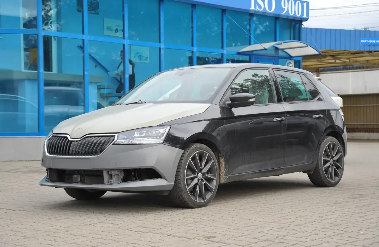 Czarny samochód z szarym zderzakiem, który wygląda na nowy. Zastanawiasz się, ile kosztuje zderzak do samochodu?
