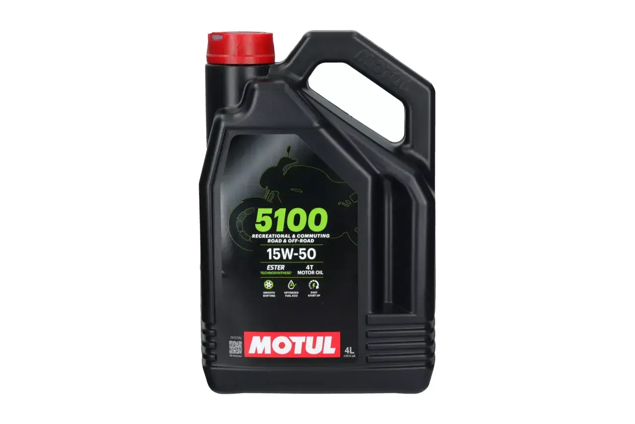 Czarny kanister z olejem Motul 5100 15W-50. Czy olej Motul jest dobry? Tak, ten esterowy olej 4T zapewnia płynną zmianę biegów i łatwy rozruch.
