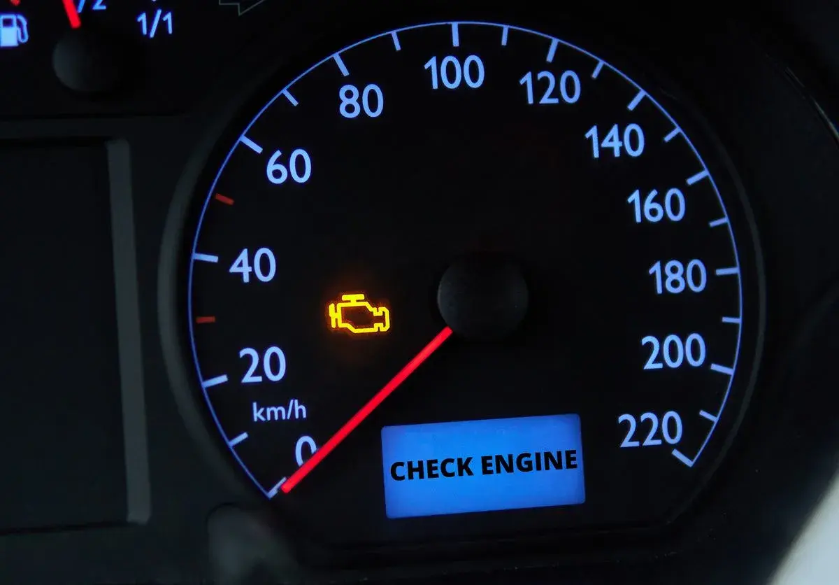 Kontrolka "Check Engine" na desce rozdzielczej. Dowiedz się, jak usunąć błąd check engine bez wizyty u mechanika.