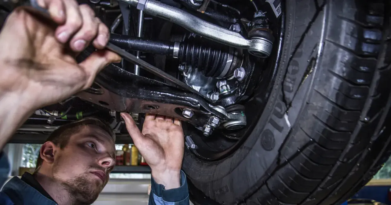 Mechanik pracuje pod samochodem. Prawdziwa historia klienta, który stracił gwarancję przez wymianę klocków poza ASO.
