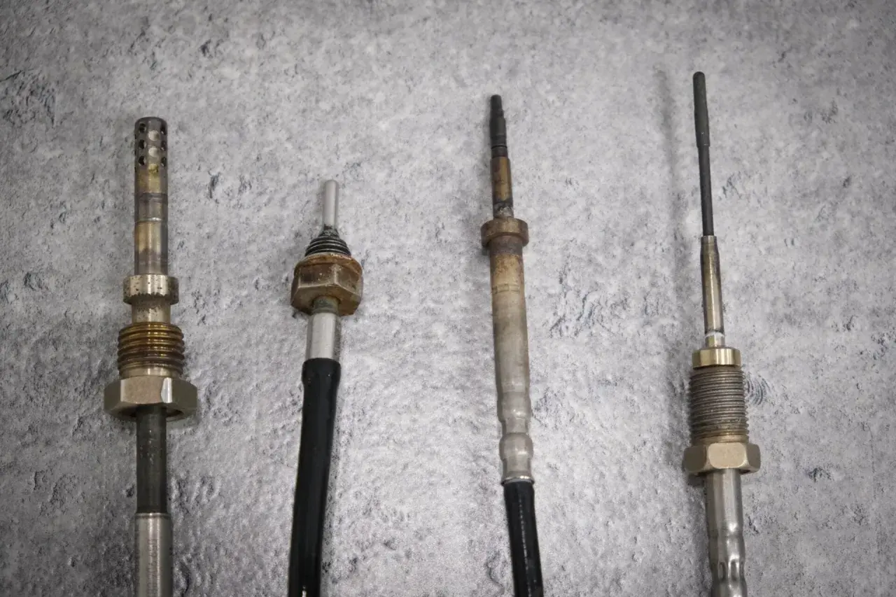 Cztery czujniki różnicy ciśnień DPF, gotowe do diagnostyki. Jak sprawdzić czujnik różnicy ciśnień dpf?