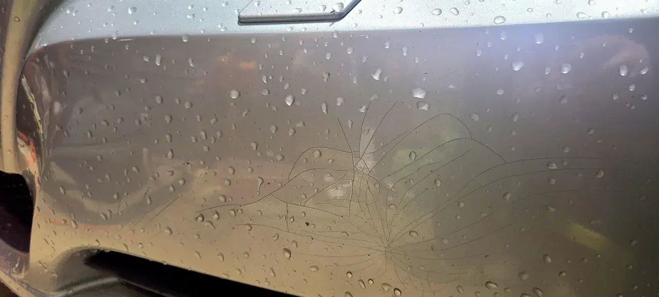 Pęknięcia lakieru na zderzaku, spowodowane niskimi temperaturami, tworzą sieć przypominającą pajęczynę.