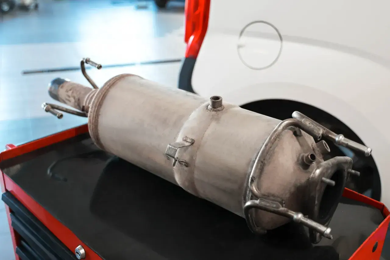 Filtr DPF/GPF na wózku warsztatowym. Odkryj sekrety regeneracji filtrów DPF/GPF, bo "wypalanie" to tylko chwilowe rozwiązanie.