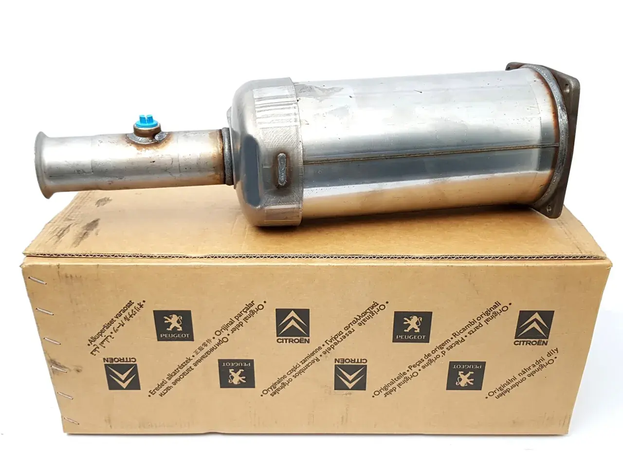 Filtr DPF Peugeot 2.0 HDI na kartonie z logo producenta.