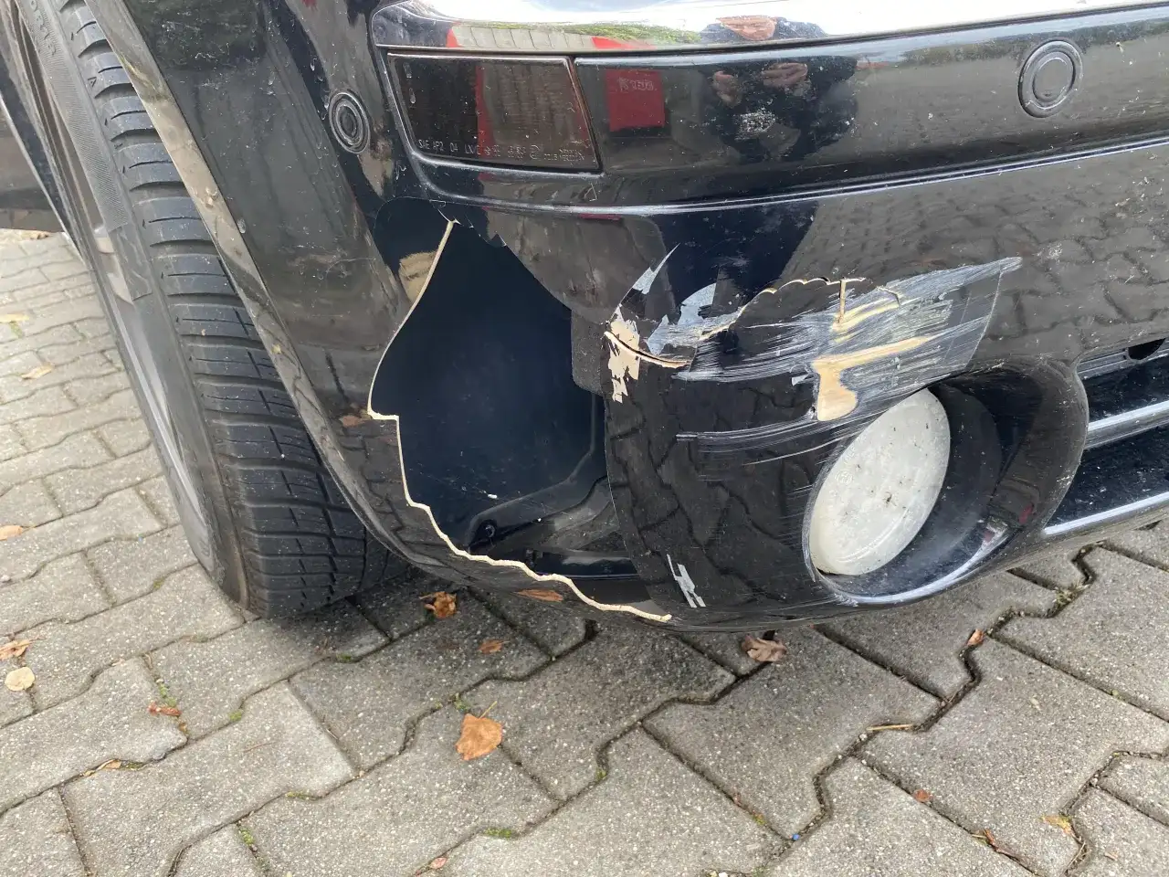 Pęknięty zderzak z widocznym ubytkiem i otarciami. Czy taki stan kwalifikuje się do przeglądu technicznego?