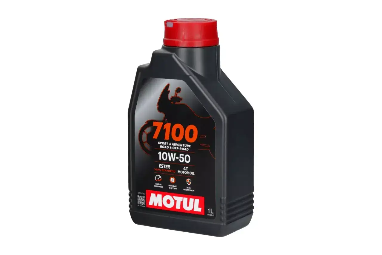 Czarna butelka oleju Motul 7100 10W-50 4T, 1L. Idealny do sportu i przygody, zapewnia wysoki poziom ochrony.