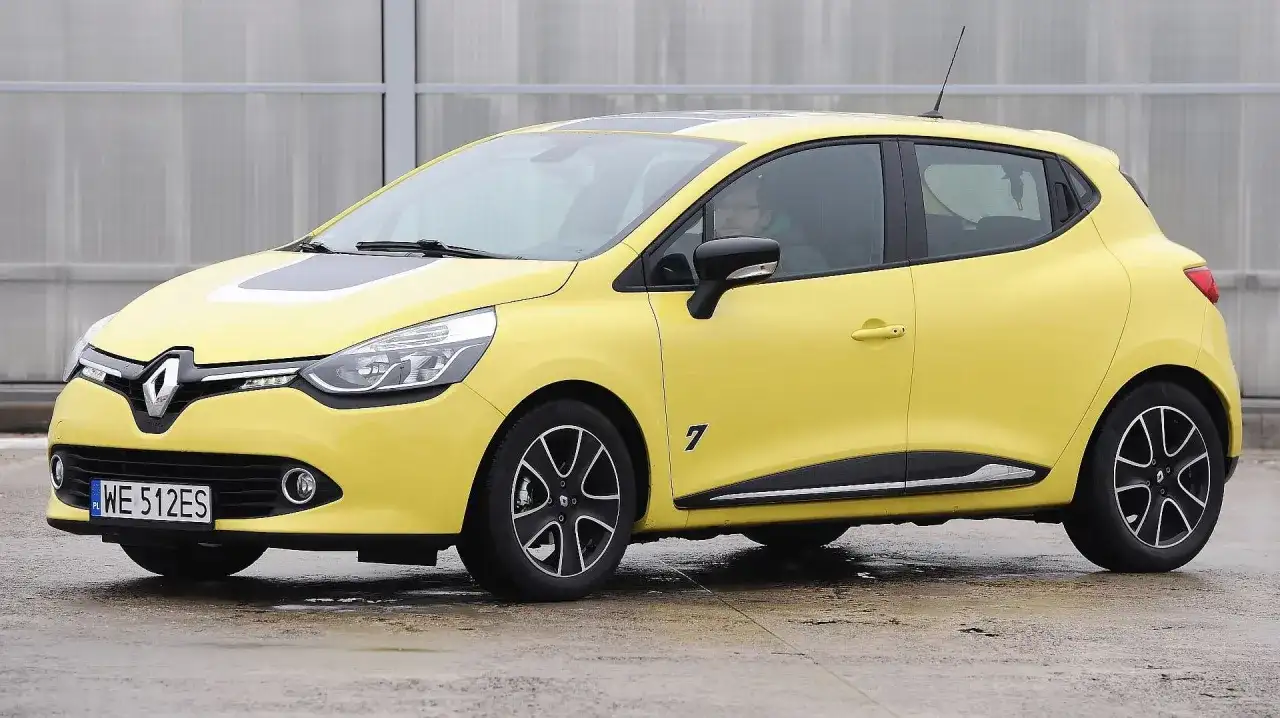 Żółte Renault Clio IV/V z numerem 7 na drzwiach. Szukasz odpowiedzi, jaki silnik benzynowy do renault clio iv/v jest najbardziej ekonomiczny?
