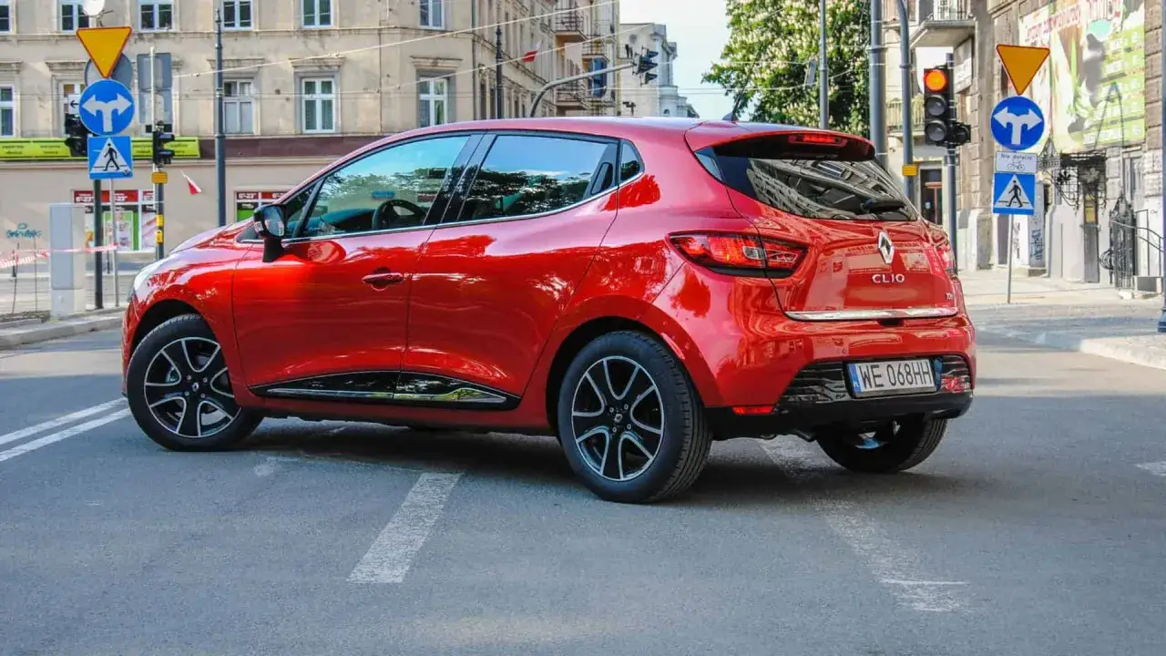 Czerwone Renault Clio IV/V na ulicy. Szukasz odpowiedzi, jaki silnik benzynowy do renault clio iv/v jest najbardziej ekonomiczny?
