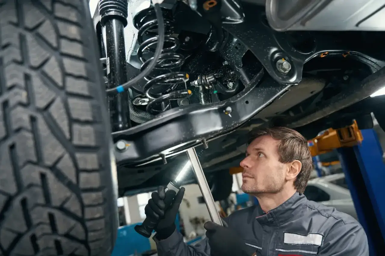 Mechanik bada skutki zamontowania zbyt twardych sprężyn obniżających, które mogą prowadzić do uszkodzeń zawieszenia.