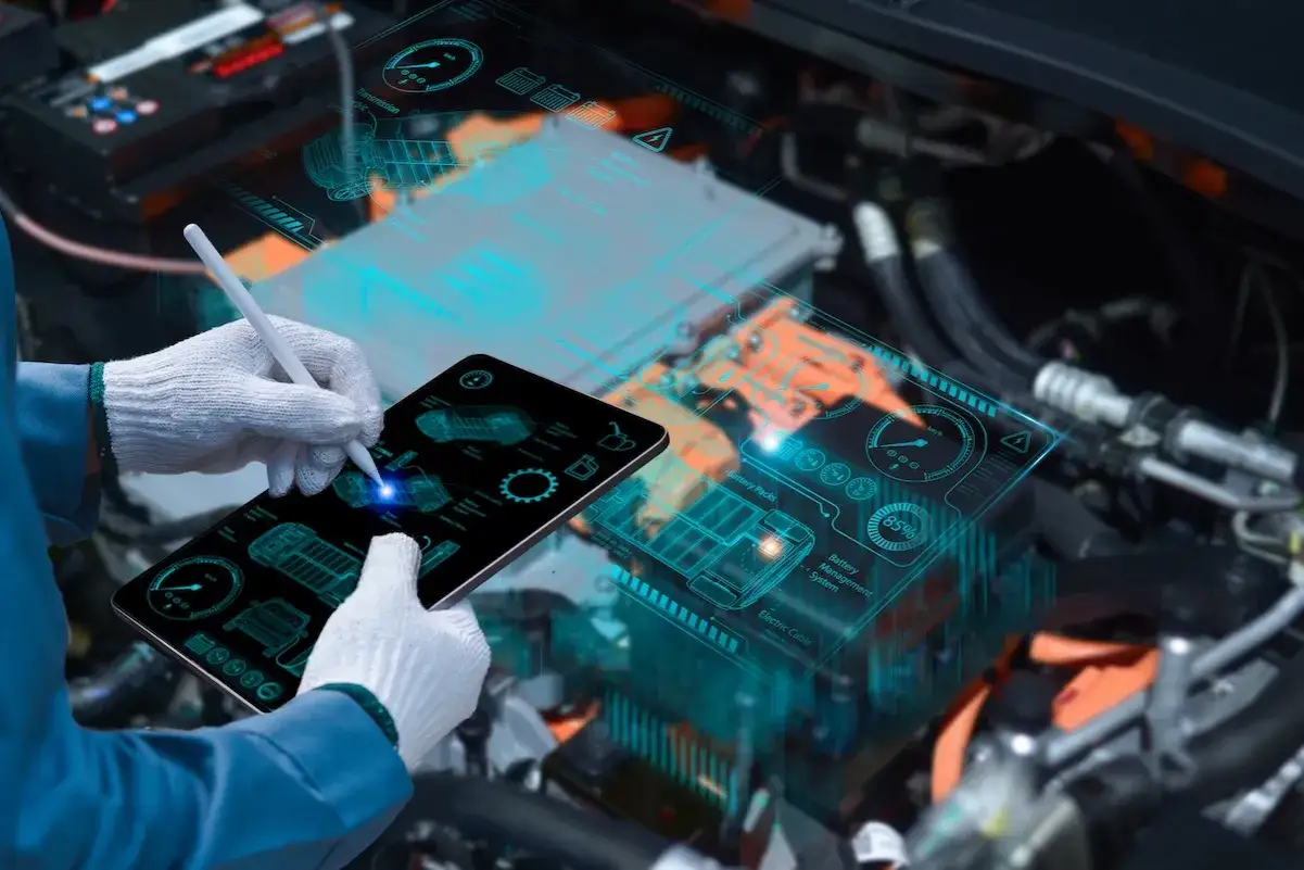 Mechanik w białych rękawiczkach analizuje dane z tabletu z hologramem układu elektrycznego samochodu.
