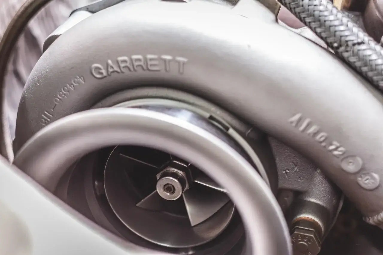 Zbliżenie na turbosprężarkę Garrett. Uszkodzona odma olejowa w silnikach turbo może objawiać się wyciekami oleju.