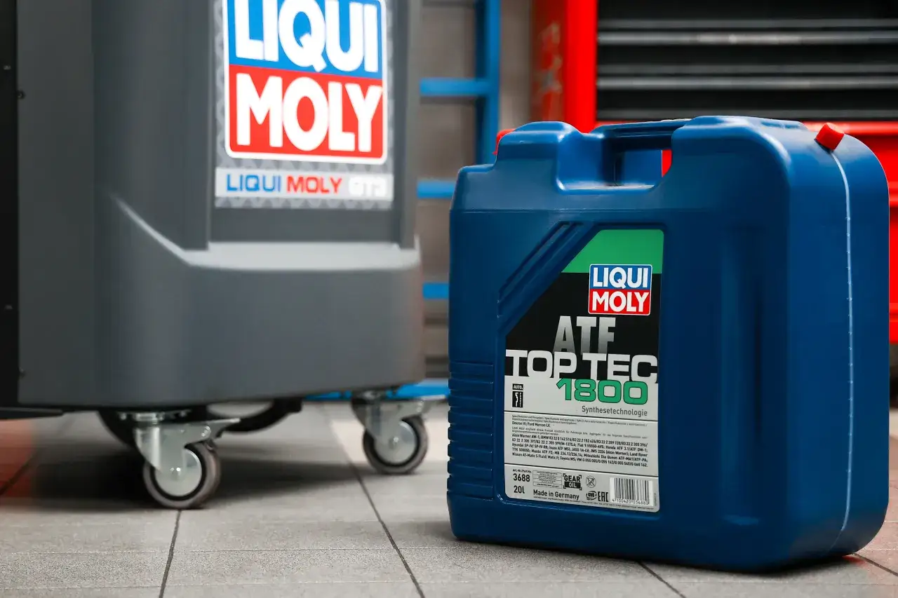 Niebieski kanister z olejem przekładniowym Liqui Moly ATF Top Tec 1800. Czy olej przekładniowy w skrzyni biegów wymienia się dożywotnio? Sprawdź specyfikację.