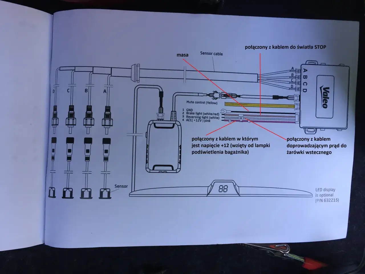 Schemat podłączenia czujników parkowania w oryginalnym zderzaku. Pokazuje połączenia z masą, światłem STOP, ACC i lampką bagażnika.