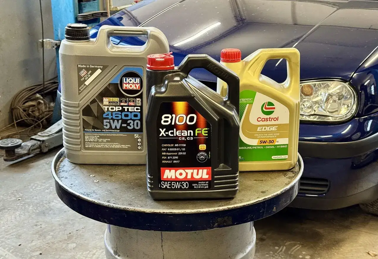 Trzy oleje silnikowe: Liqui Moly, Motul i Castrol. Czy olej Motul jest dobry? Ten Motul 8100 X-clean FE 5W-30 wygląda obiecująco.