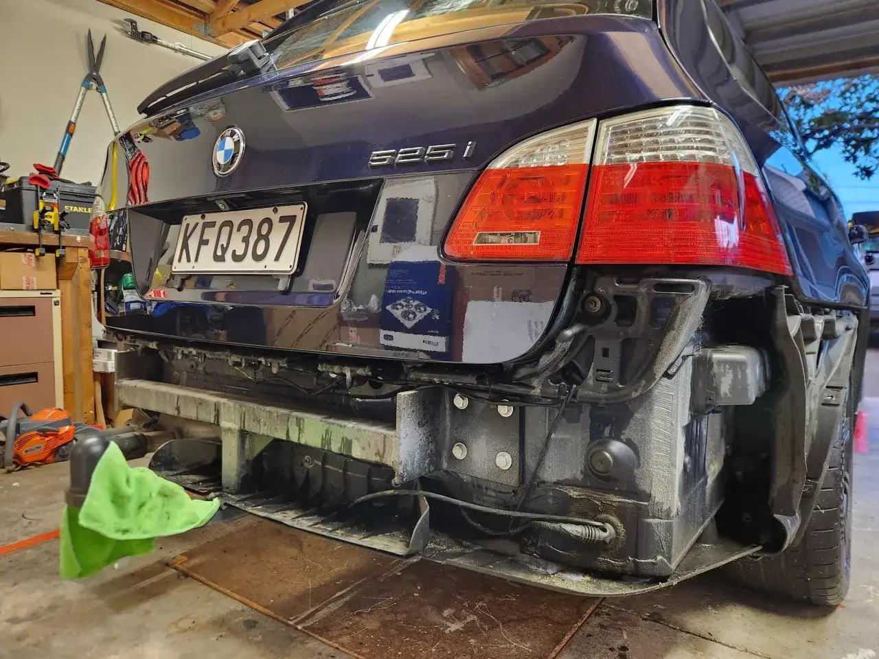 Tył BMW 525i bez zderzaka. Czy można jeździć bez zderzaka przedniego? To pytanie nurtuje wielu kierowców.