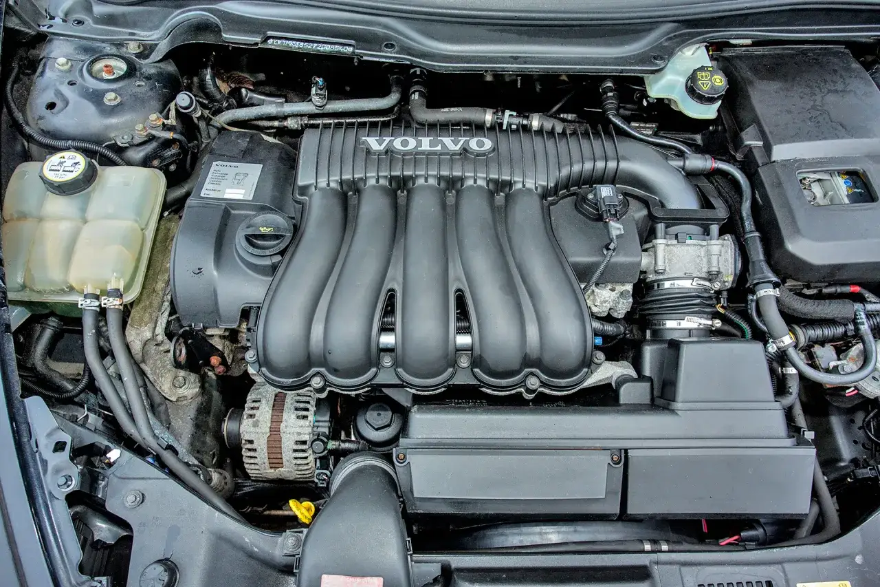 Silnik Volvo z kolektorem dolotowym. Chip tuning w silniku wolnossącym może poprawić jego osiągi, zwiększając moc i moment obrotowy.