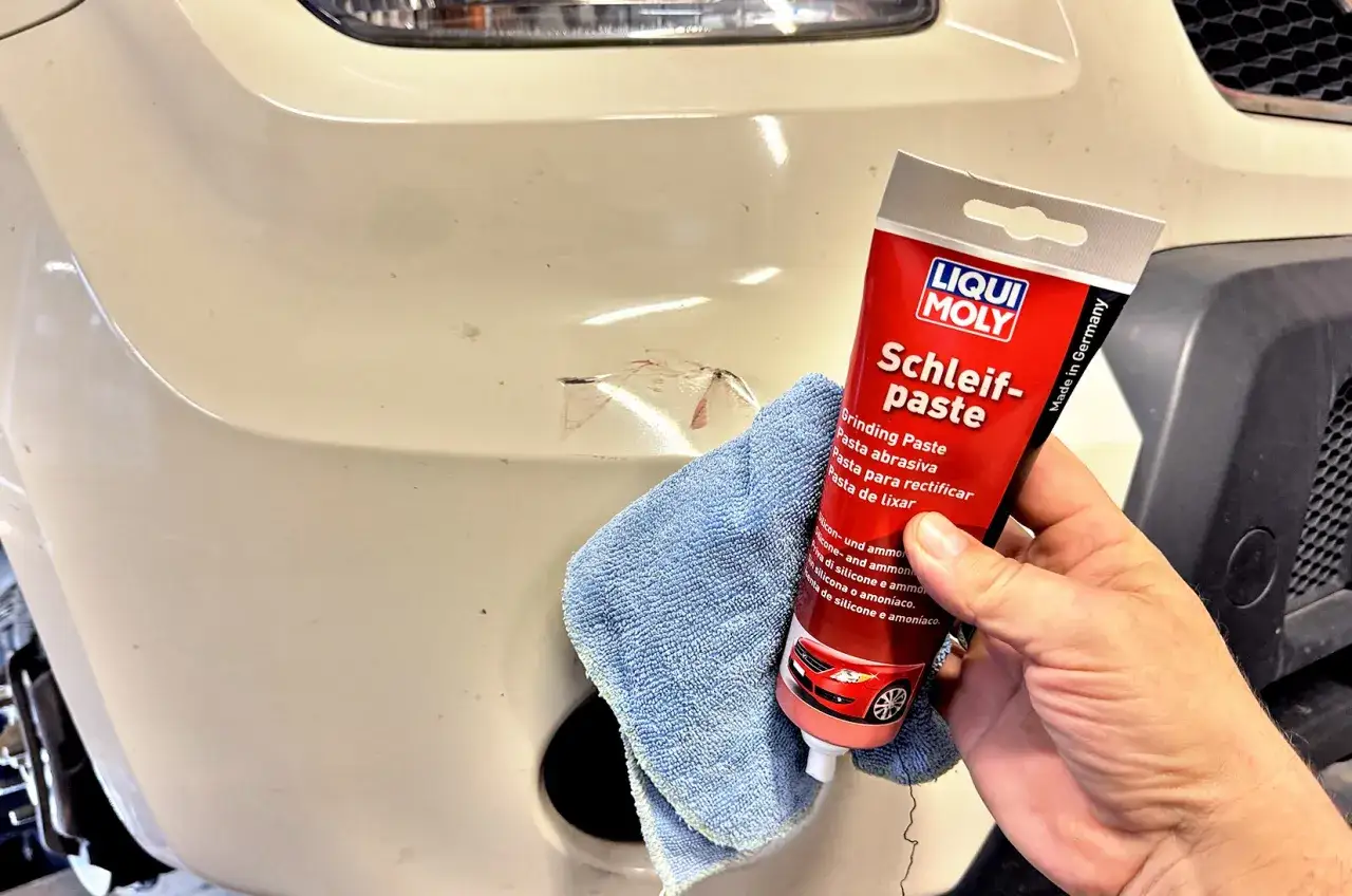Jak usunąć rysy na nielakierowanym zderzaku strukturalnym? Pasta polerska Liqui Moly i niebieska ściereczka pomogą przywrócić mu dawny wygląd.