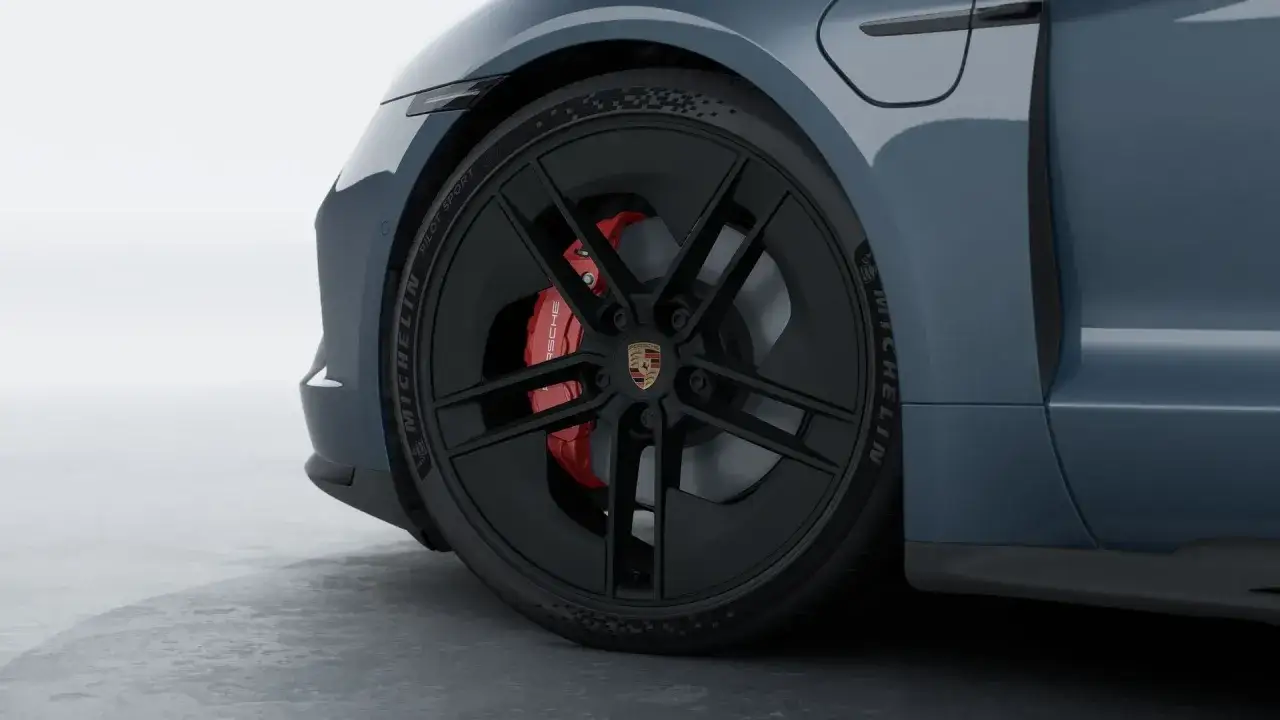 Czy system monitoringu zużycia hamulców w 2026 r. narusza prywatność kierowcy? Widok na czarne felgi i czerwone zaciski hamulcowe Porsche.