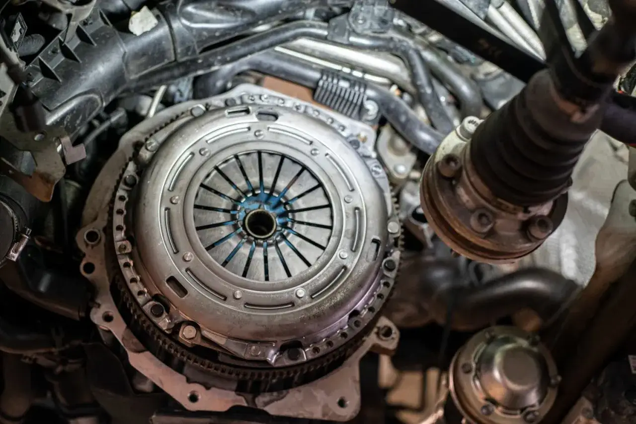 Widok mechanizmu sprzęgła w samochodzie, kluczowy element do zrozumienia, jak podłączyć sprzęgło hydrauliczne.