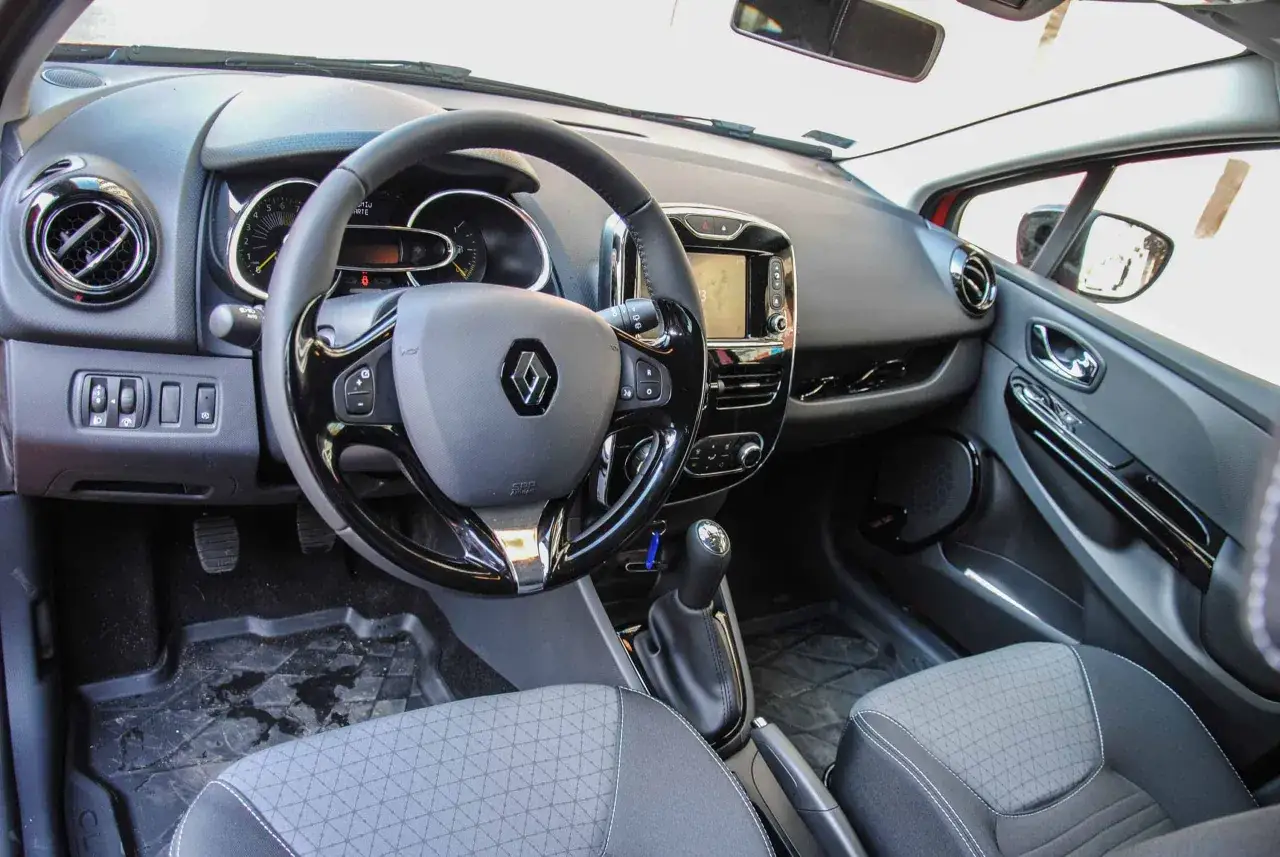 Wnętrze Renault Clio IV/V. Szukasz, jaki silnik benzynowy do renault clio iv/v jest najbardziej ekonomiczny? Ten model oferuje oszczędne jednostki.