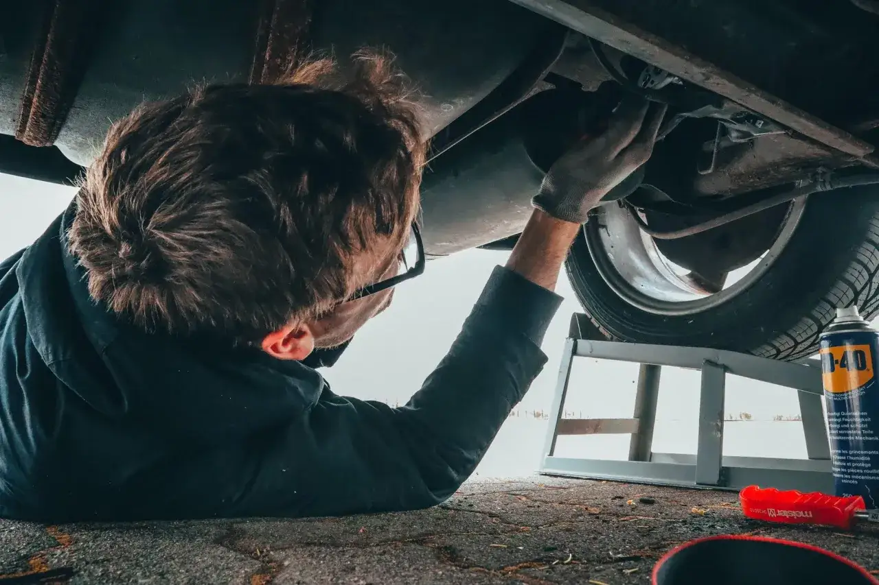 Mechanik pod autem, narzędzia i WD-40. Prawdziwe powody dla których serwisy odmawiają montażu części dostarczonych przez klienta to często brak gwarancji i ryzyko uszkodzenia.