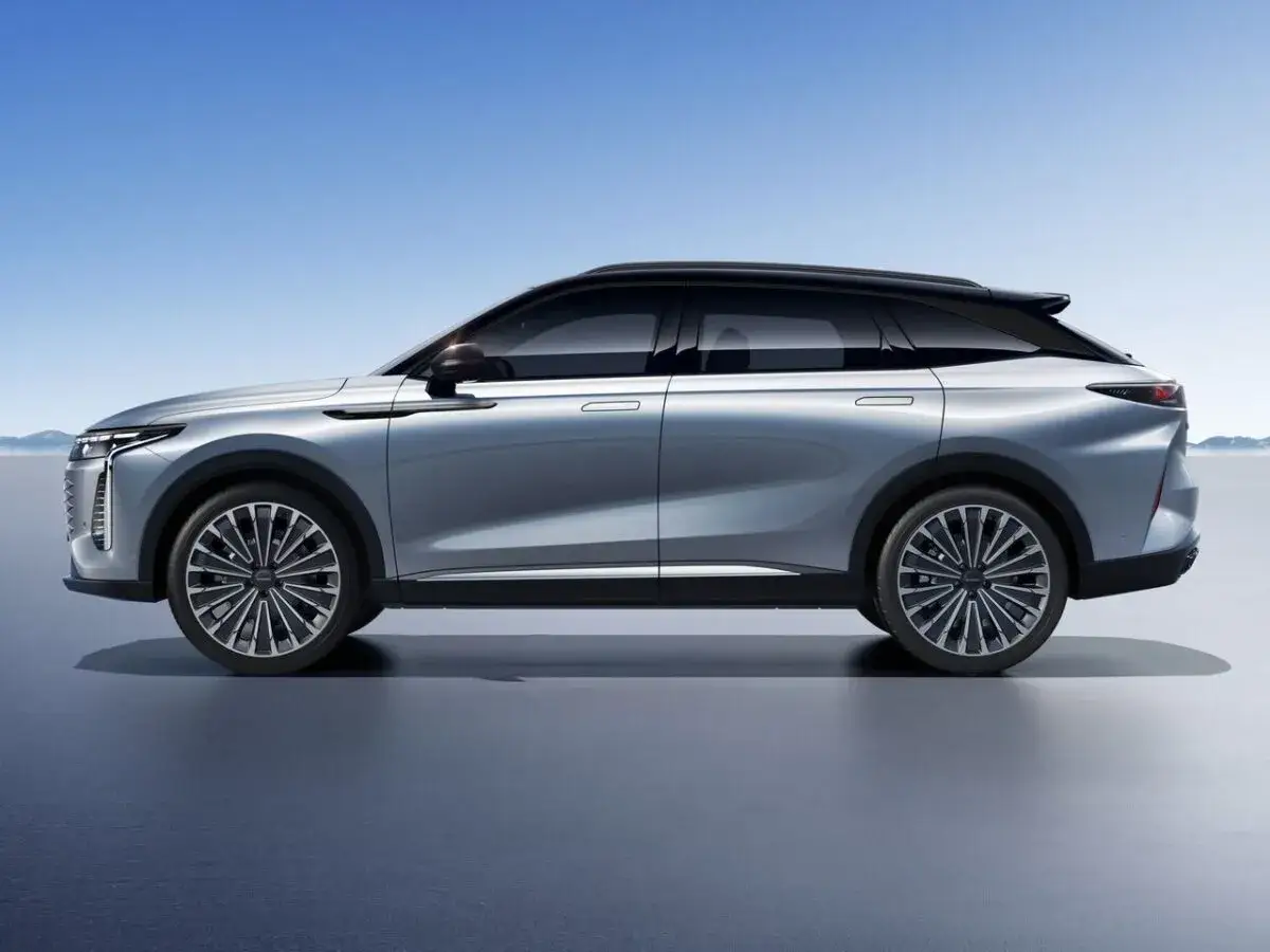 Srebrny SUV z czarnym dachem, idealny jako zastępcze auto elektryczne, gdy Twój samochód trafi do serwisu. Od 2026 r. to norma!