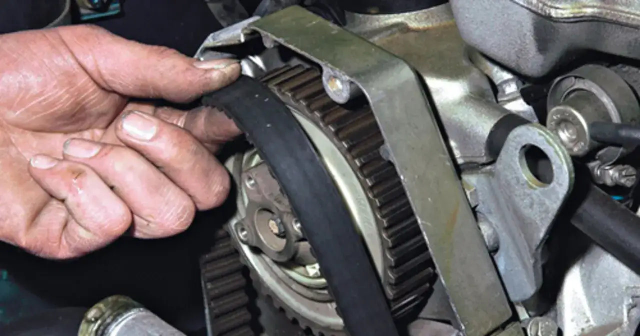 Mechanik sprawdza pasek rozrządu. Czy przy rozrządzie wymienia się olej? To ważne pytanie przy serwisowaniu silnika.