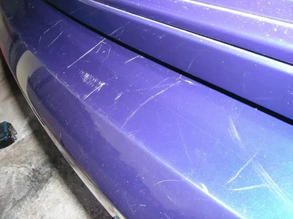 Zdjęcie Jak usunąć rysy z plastikowego zderzaka - skuteczne metody naprawy