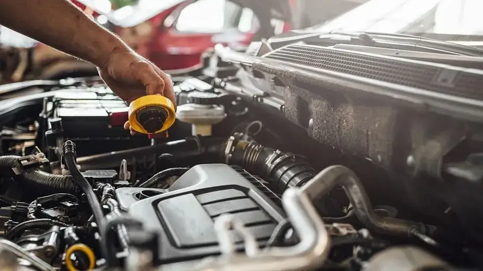 Zdjęcie Ile kosztuje wymiana oleju u mechanika? Sprawdź ceny i ukryte koszty