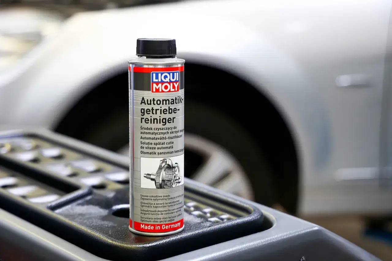 Płyn do czyszczenia automatycznych skrzyń biegów Liqui Moly. Czy olej przekładniowy w skrzyni biegów wymienia się dożywotnio? Ten środek pomoże utrzymać skrzynię w czystości.