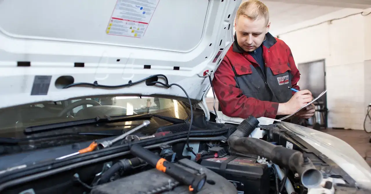 Mechanik spisuje szkody po wymianie klocków poza ASO, co może skutkować utratą gwarancji.