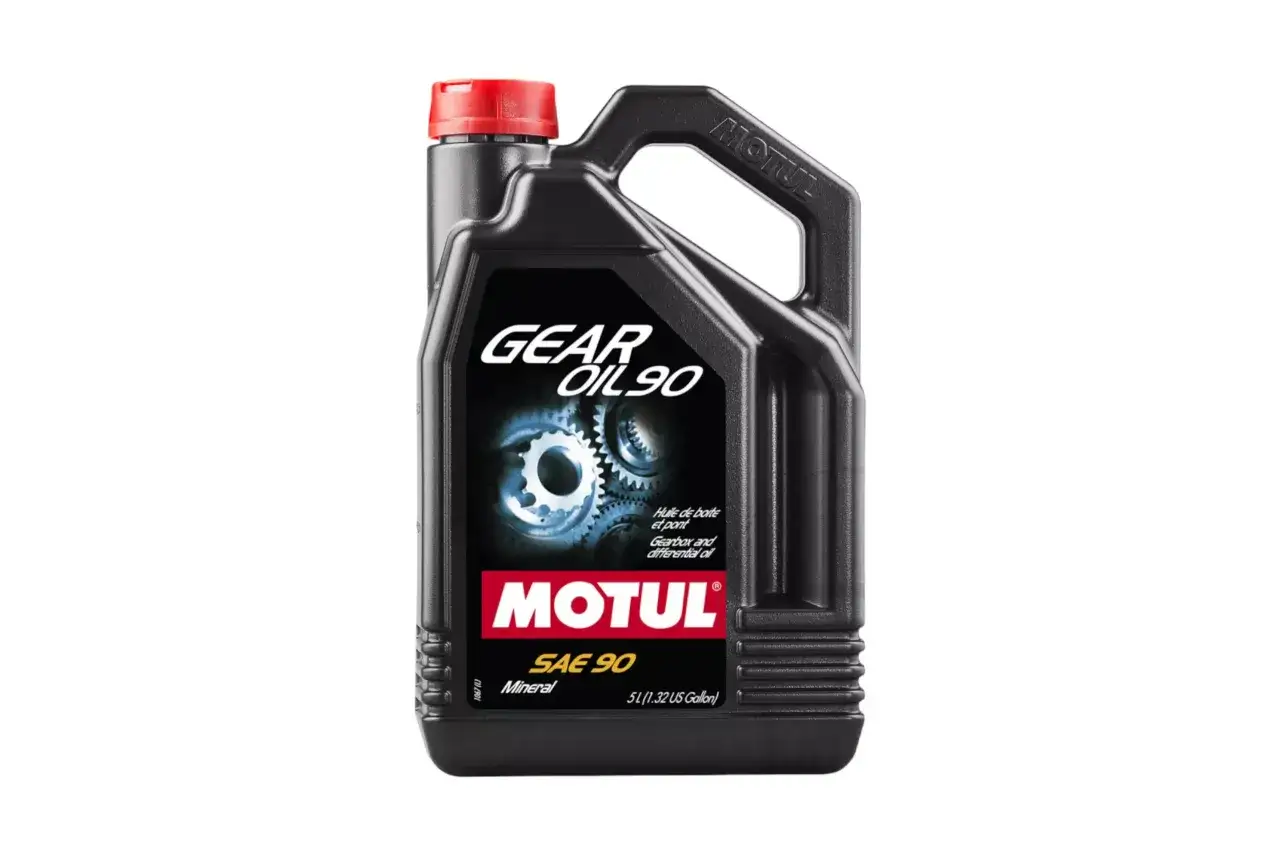 Czarny kanister z czerwonym korkiem, zawierający olej przekładniowy Motul Gear Oil 90 SAE 90.