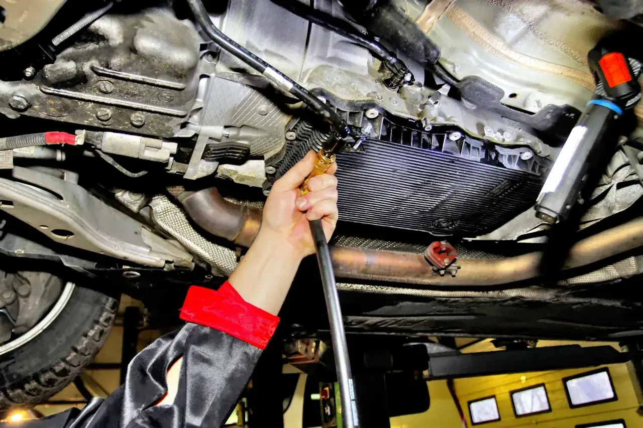 Mechanik wymienia olej w skrzyni automatycznej. Dowiedz się, ile kosztuje dynamiczna wymiana oleju w skrzyni automatycznej w 2026 roku.