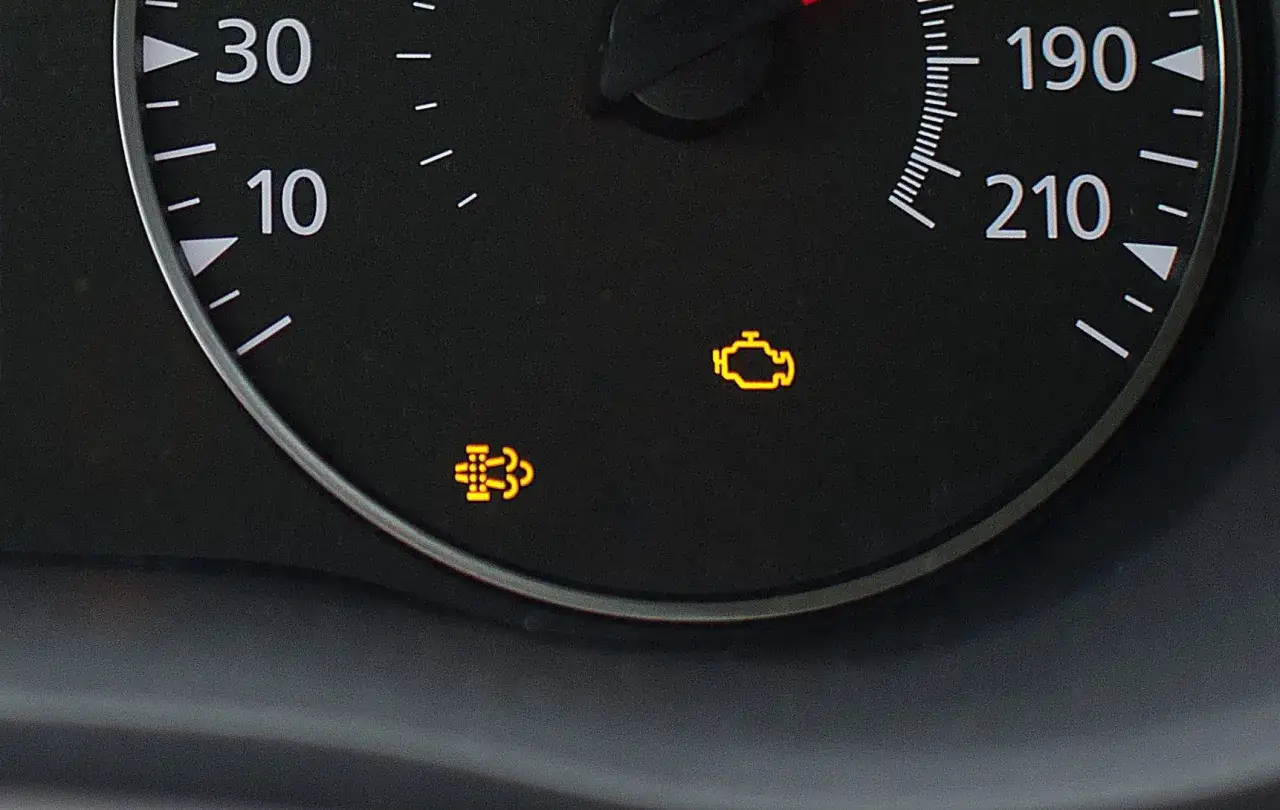 Kontrolki DPF/GPF i silnika na desce rozdzielczej.