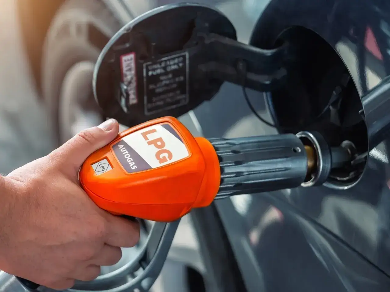 Tankowanie LPG. Różnice między wtryskiem pośrednim a bezpośrednim w LPG są kluczowe dla efektywności.