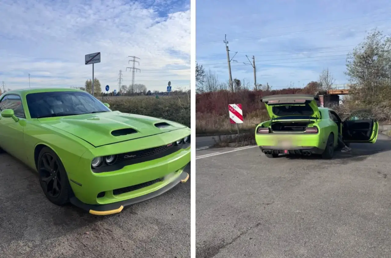 Zielony Dodge Challenger z otwartym bagażnikiem i drzwiami. Prawda o rzekomym wprowadzeniu limitów głośności wydechu mierzonych w każdym warsztacie.