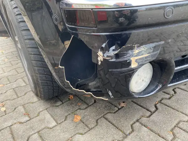 Pęknięty zderzak z widocznym ubytkiem i otarciami. Czy taki stan kwalifikuje się do przeglądu technicznego?