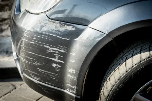 Pęknięty zderzak plastikowy z licznymi zarysowaniami. Dowiedz się, jak naprawić pęknięty zderzak plastikowy domowym sposobem.