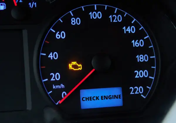 Kontrolka "Check Engine" na desce rozdzielczej. Dowiedz się, jak usunąć błąd check engine bez wizyty u mechanika.