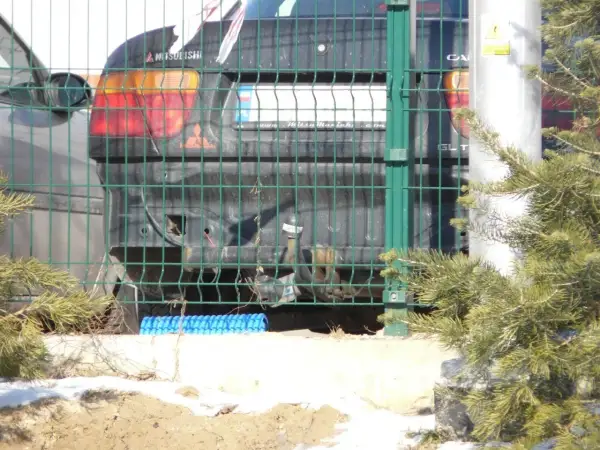 Uszkodzony tył Mitsubishi bez zderzaka. Czy można jeździć bez tylnego zderzaka? Pytanie pozostaje otwarte.