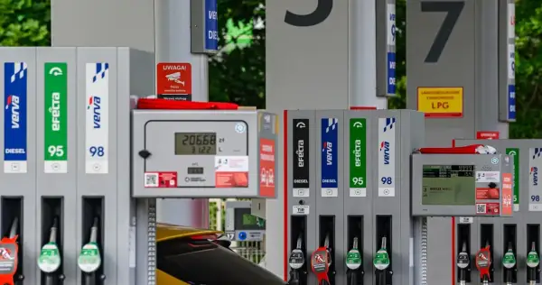 Czy można tankować na włączonym silniku? Poznaj niebezpieczeństwa i przepisy