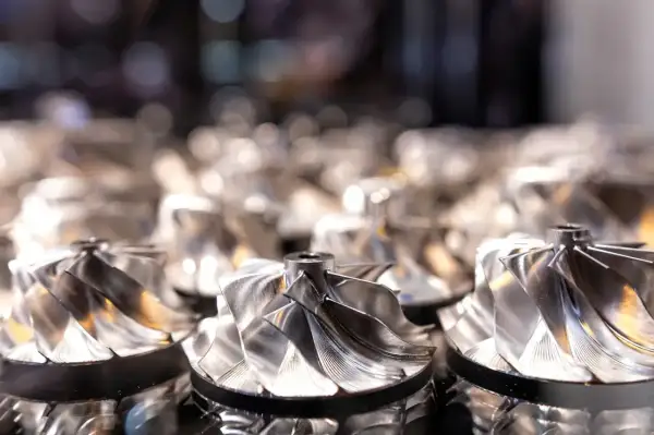 Metalowe wirniki turbosprężarek, błyszczące i precyzyjne. Zastanawiasz się, dlaczego turbina świszczy na niskich obrotach? To może być kwestia ich wyważenia.
