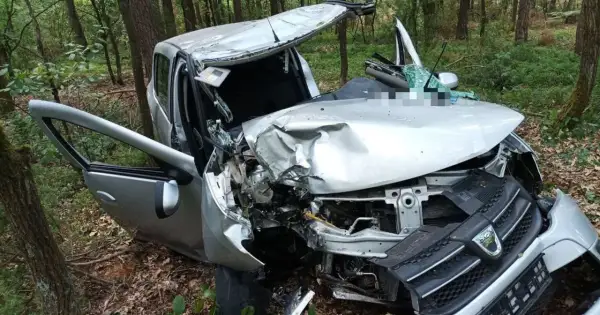 Zniszczony samochód w lesie po wypadku. Luźny zderzak mógł przyczynić się do tragicznych skutków jazdy na autostradzie.