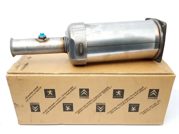 Filtr DPF Peugeot 2.0 HDI na kartonie z logo producenta.