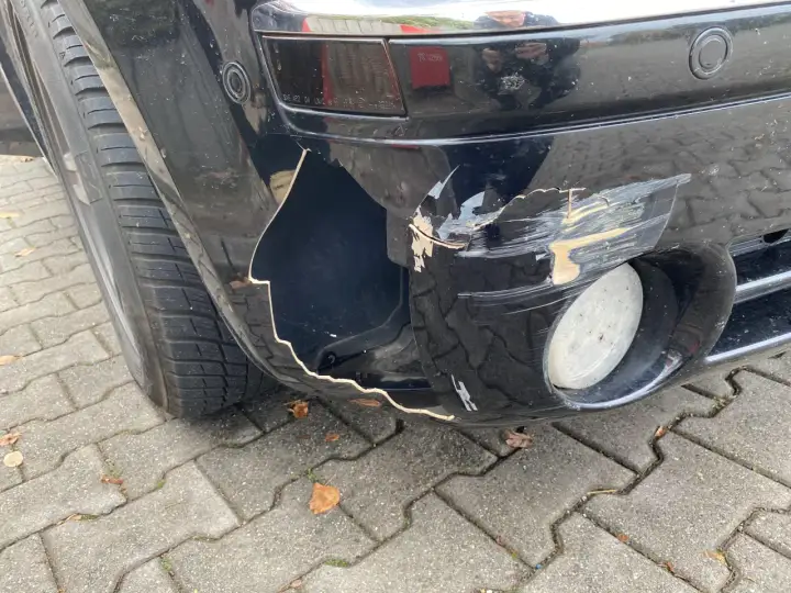 Pęknięty zderzak z widocznym ubytkiem i otarciami. Czy taki stan kwalifikuje się do przeglądu technicznego?
